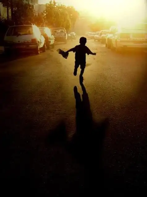 求一副画 ,一个小男孩在一条马路上奔跑的背影.