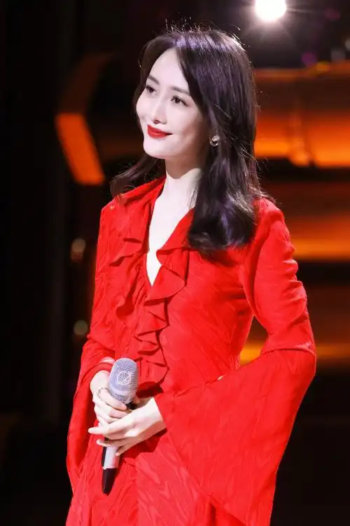 王鸥超话93#王鸥红裙大片#火红色一抹,是心跳的颜色.@王鸥angel