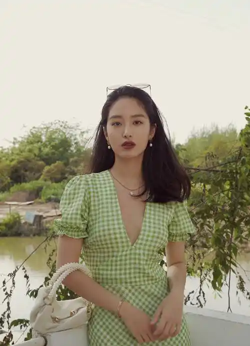 杨采钰身材真"火辣",绿色裙子开大v领,要用项链弥补身材前空旷_时尚