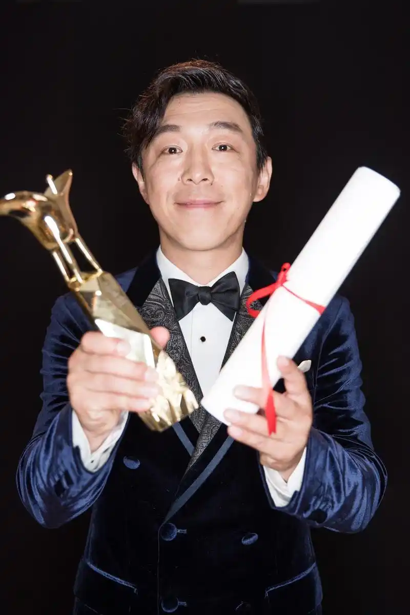 草根逆袭成影帝 黄渤出生在山东一个并不富裕的家庭,年轻时做过歌手