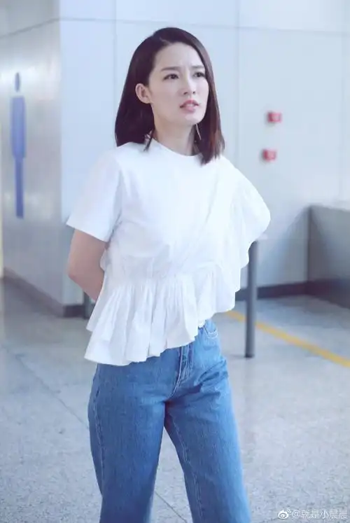 李沁穿白色斜边衬衣搭配蓝色牛仔裤现身机场,皮肤白嫩笑容甜美!