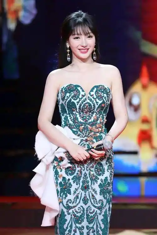 一场胸部检查的结果让她被邀请为《男人装》拍摄性感照片,柳岩开始