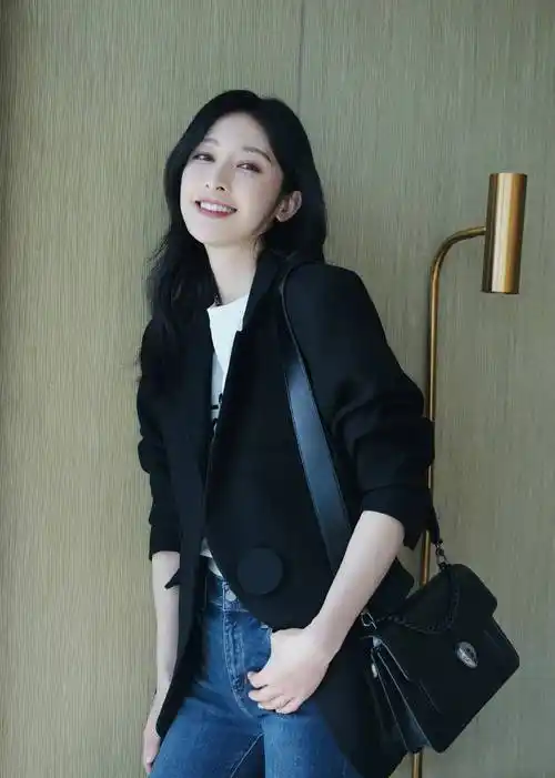 而阔腿裤的设计就是为了让腿不太美的女孩变得更苗条,所以张俪对于