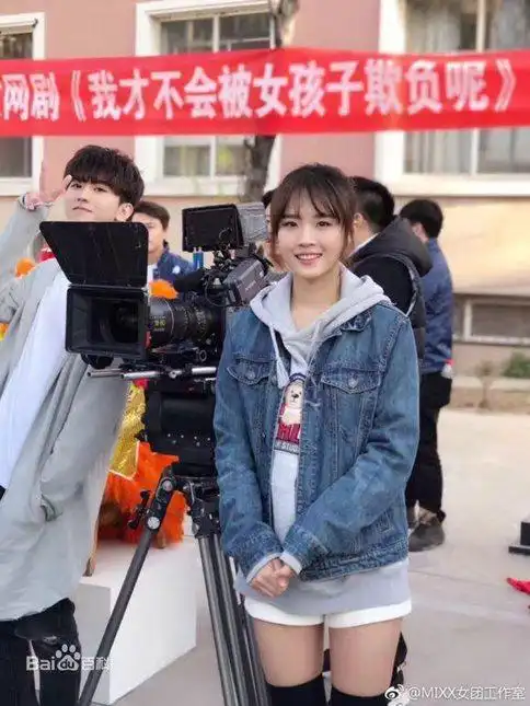 除了蔡徐坤,《才不会被女孩子欺负呢》中的女主任小芹由卢洋洋扮演,剧