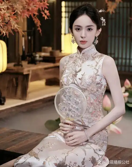 这位带有异域风采的美女明星穿旗袍,大家是否觉得别有一番韵味?