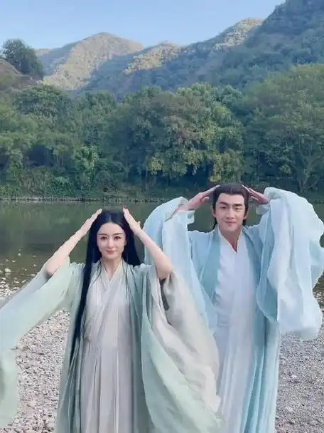 赵丽颖林更新手势舞挑战 两位对这个手势舞都信心满满呀,直呼不用学