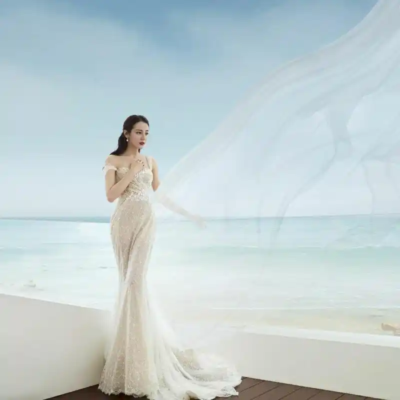 迪丽热巴海边拍写真穿搭,唯美又养眼