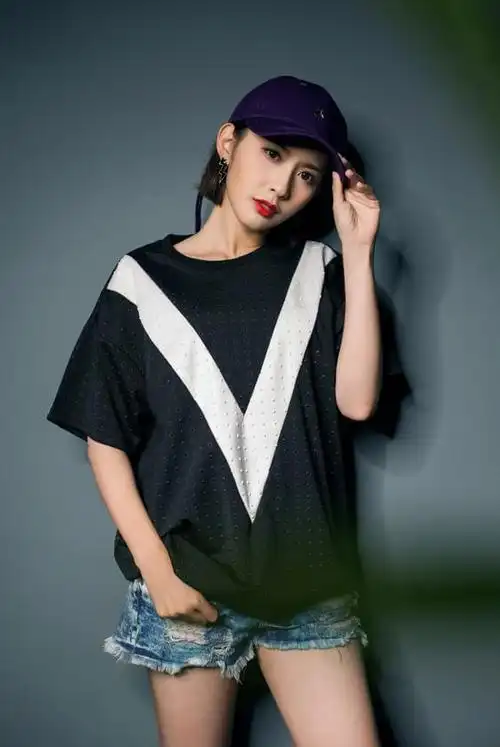 青春万万事开机王子清上演剧中戏造型吸睛