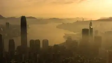 日出下雾中香港市中心摩天大楼的时移 - 图虫创意-全球领先正版素材库