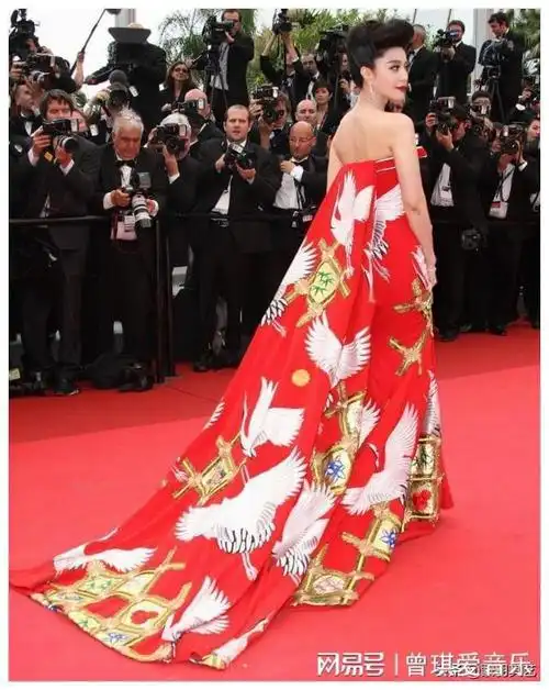 范冰冰龙袍,凤袍,虎袍,鹤袍背后的设计师,有人一直等了她六年|红毯