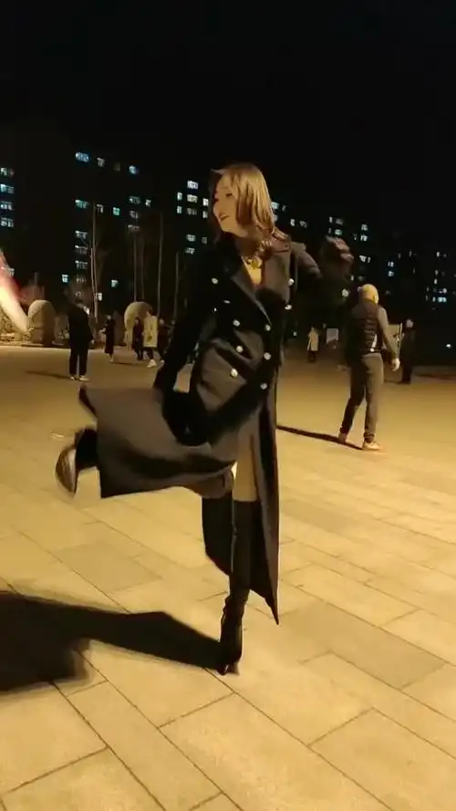 穿着高跟过膝长靴带着长手套一样可以踢毽子哦美女你太厉害了