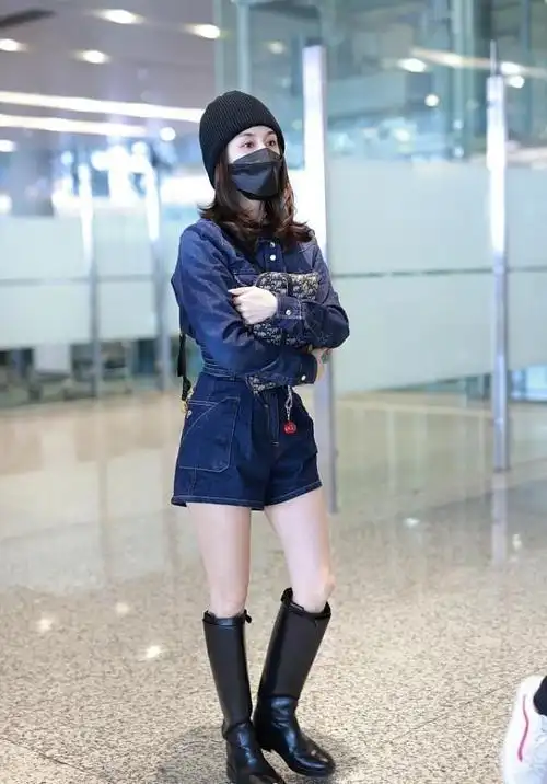 看不出王子文没到1米6穿连体裤秀比例腿太细靴子好似挂不住