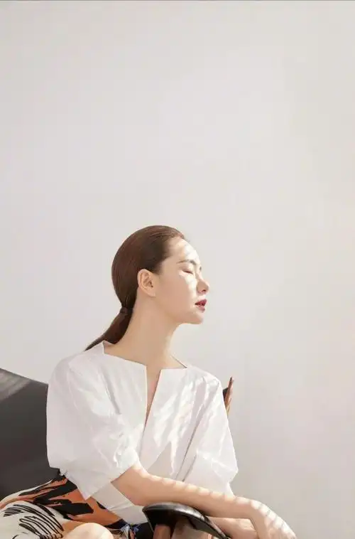 戚薇太敢穿了吧!脚踩假发厚底鞋潮流前卫,网友:看不懂女神时尚