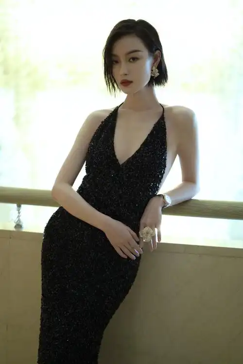 倪妮超话今日,喵总@倪妮v一身深v亮片修身黑裙亮相2021#电视剧品质