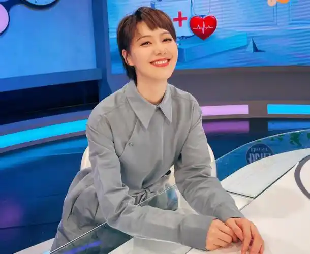 央视主持人王冠:与曹可凡传绯闻,被母亲催婚,38岁未婚也幸福