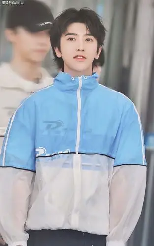 跑男青岛路透中蔡徐坤的运动服造型真的是青春无敌