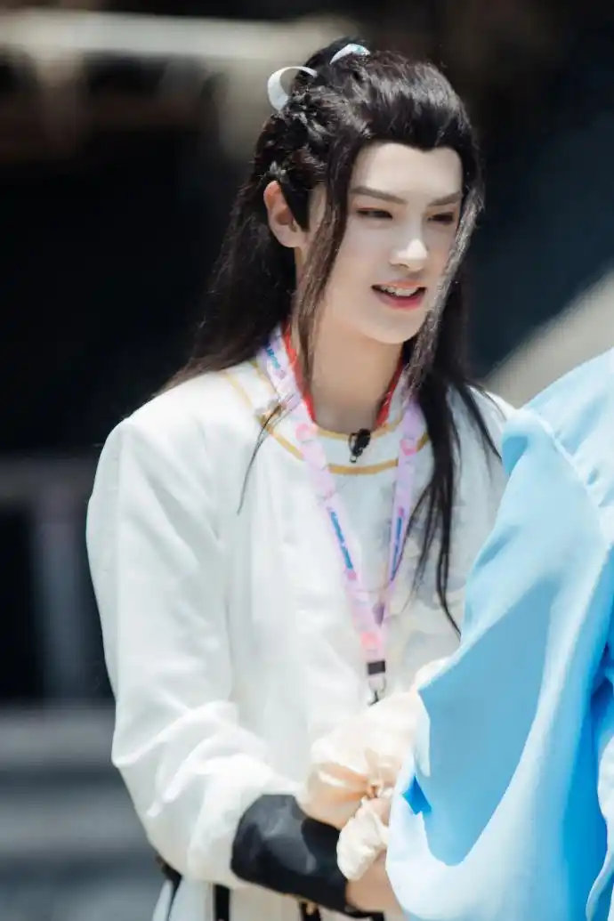 justin新闻210615黄明昊长发造型白衣古装尽显少年侠气密室大逃脱最新