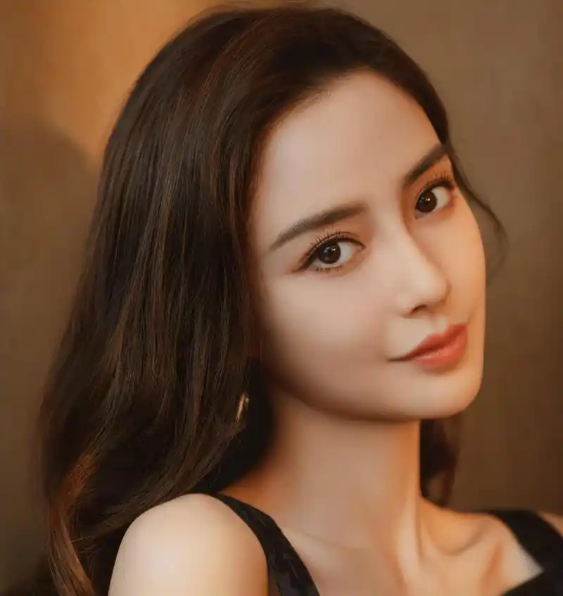 白色短发惊艳亮相 angelababy的形象转变:从长发到短发,从吸烟到离婚