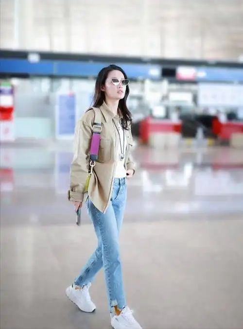 李沁又把绿色穿火了绿夹克叠穿小脚裤超洋气减龄时髦