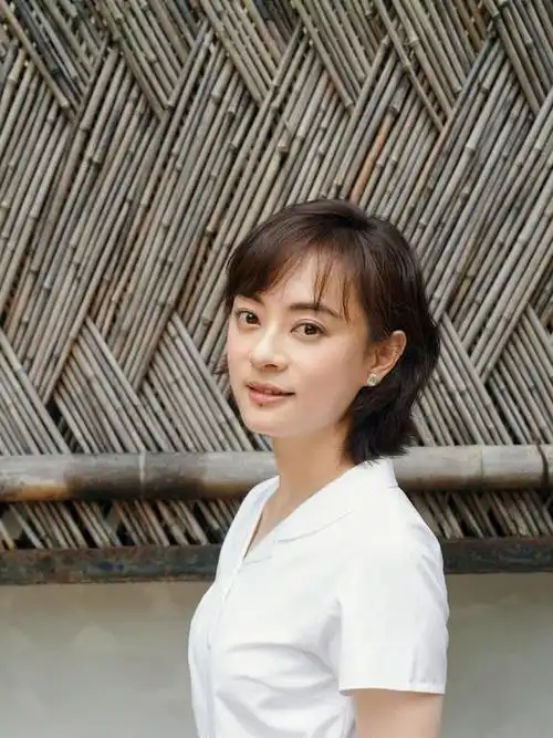 38岁孙俪气质真好,穿真丝印花裙优雅精致,留"初恋发"太减龄