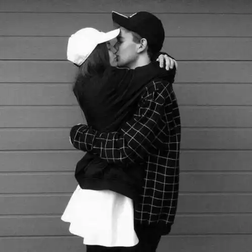 亲嘴拥抱_黑白情侣头像图片_扣扣居