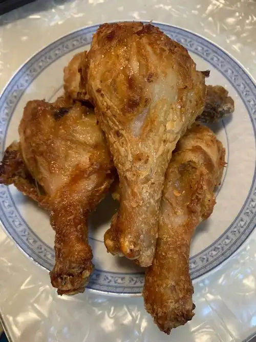 食材:鸡腿,红薯粉(淀粉),面粉,盐,烧烤料,五香粉,糖,油,料酒做法:鸡腿