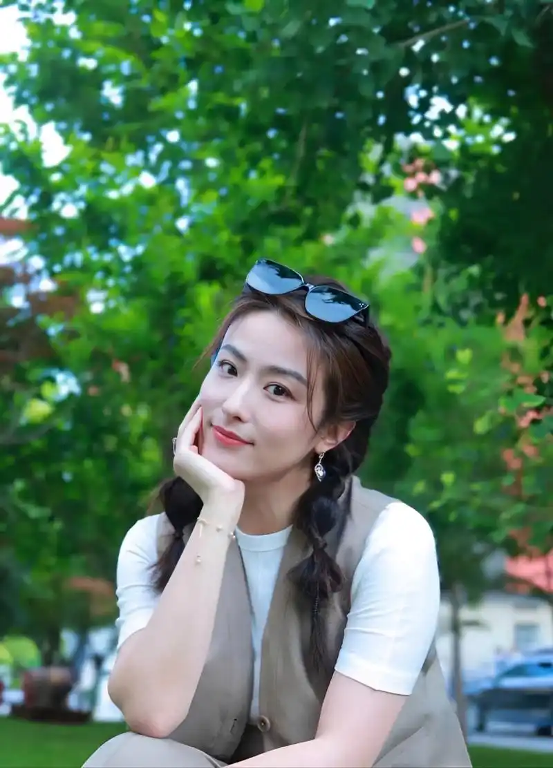 徐百卉校园照片,扎尔麻花辫,甜蜜和减龄山.