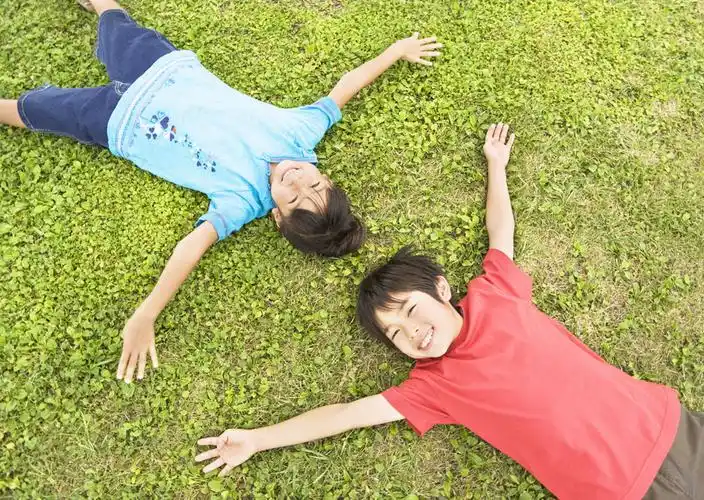 郊游的可爱男孩女孩