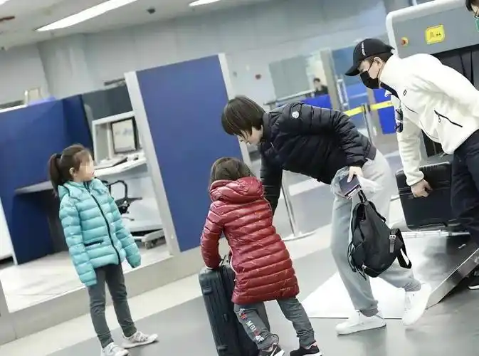 黄渤带女儿去香港看展,父女俩牵手同行,11岁爱女身高快赶上爸爸