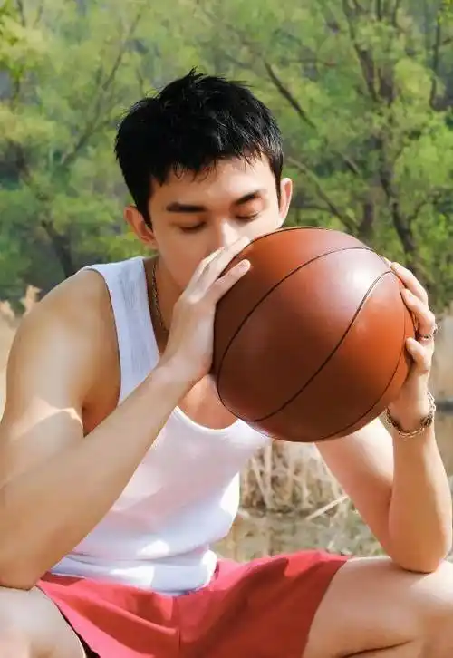 吴磊居然也被《风度》拍了!腿毛旺盛最男人的一面被扒了!