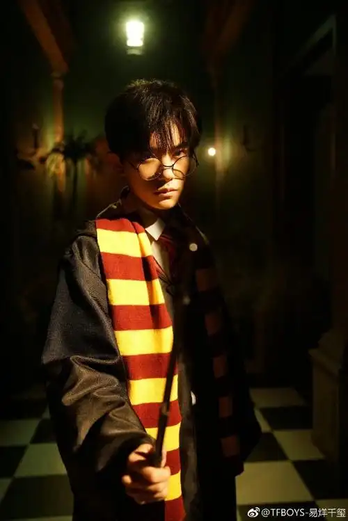 易烊千玺elle3月刊封面