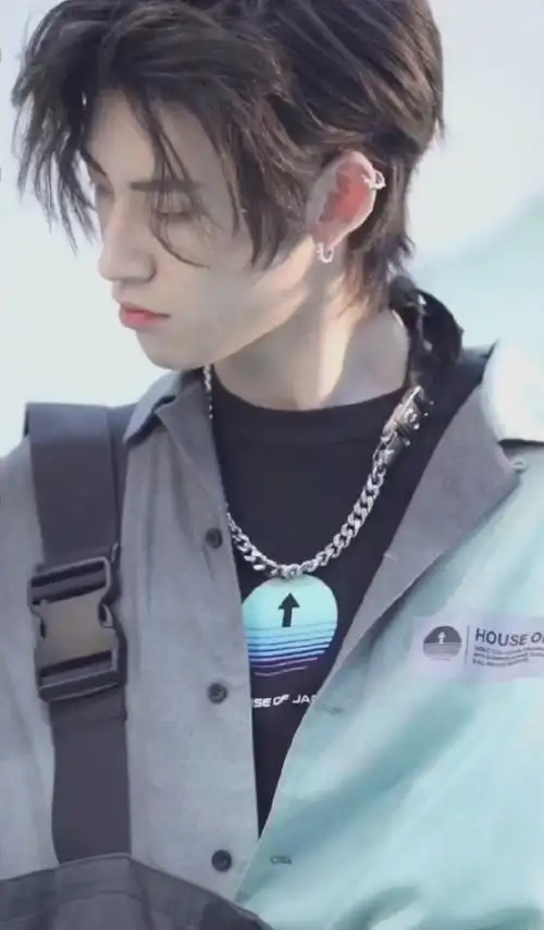 这样生活#嗯～小琳怎么有点帅气呢但是嘟嘟嘴还有点可爱@小鬼-王琳凯