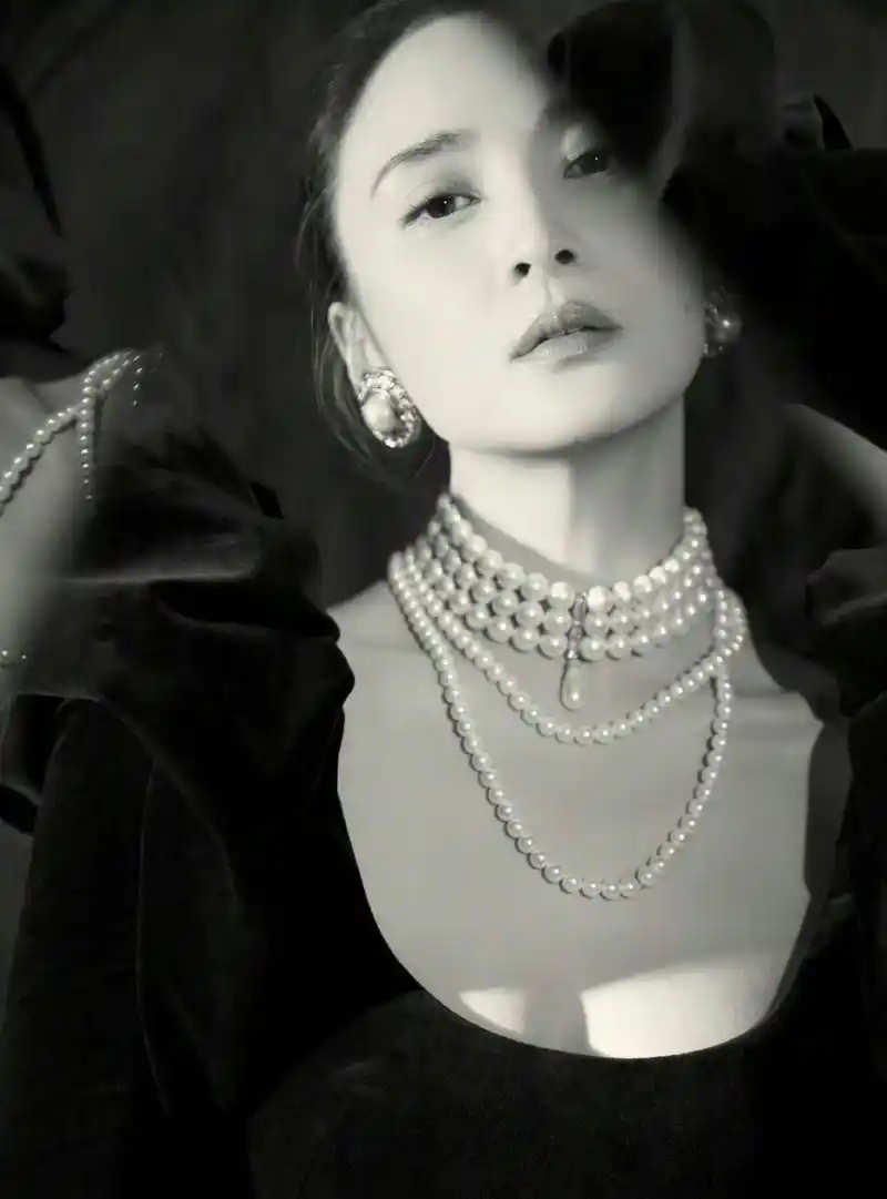 蒋勤勤今日出席费加罗时尚盛典,两套黑色礼服都特别优雅时尚.