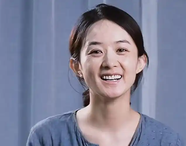 对比赵丽颖这张伪素颜的怼脸自拍,《第二十条》里的她更加真实了.