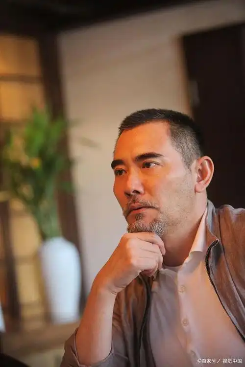 近年来,一些演员如吕颂贤,苑琼丹和钟镇涛等人纷纷涉足内地电视电影