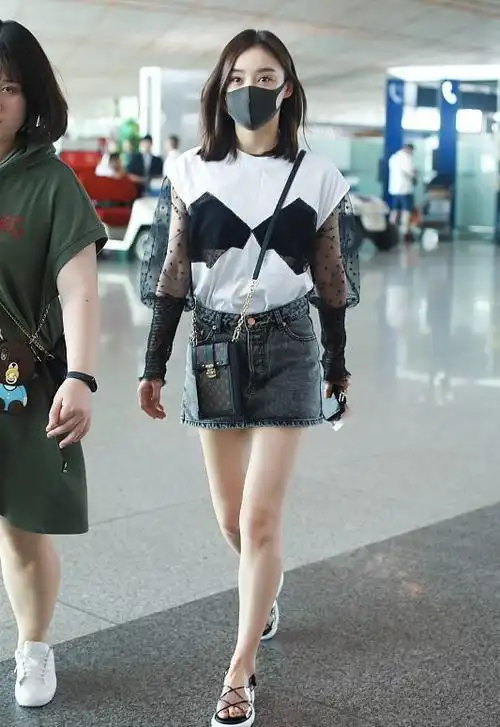 袁姗姗的衣品一言难尽,开洞的位置好尴尬,虽然抢镜但不算美