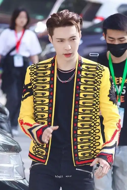 张艺兴路拍黄色王子外套配牛仔裤行色匆匆像出逃的王子