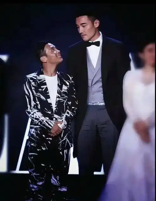 不过宋小宝这张照片比他以往很多的照片要更好看是真的.