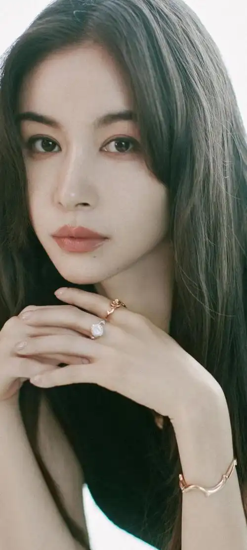 今日为您揭开第98期的神秘面纱,展现一位独具魅力的女性——王子文