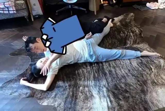 苗苗在家情绪失控,郑恺亲吻老婆为她擦眼泪,超有爱