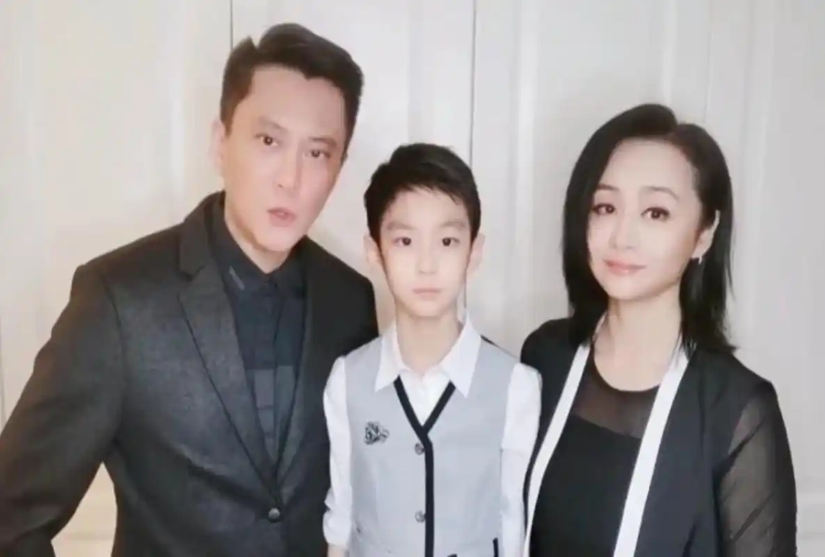 曹颖身高170cm,老公王斑身高182cm,夫妻俩在身高方面可谓是占据了优势