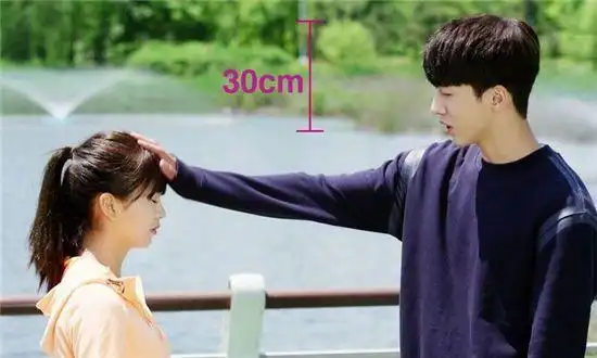 1米5女生嫁给1米9男生,最萌身高差cp的甜蜜婚照