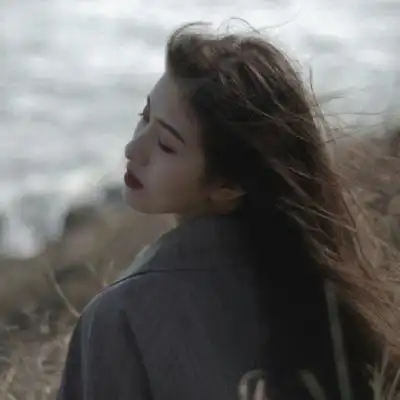 淡妆浓抹掩饰淡淡忧伤,女生头像图片-回车桌面