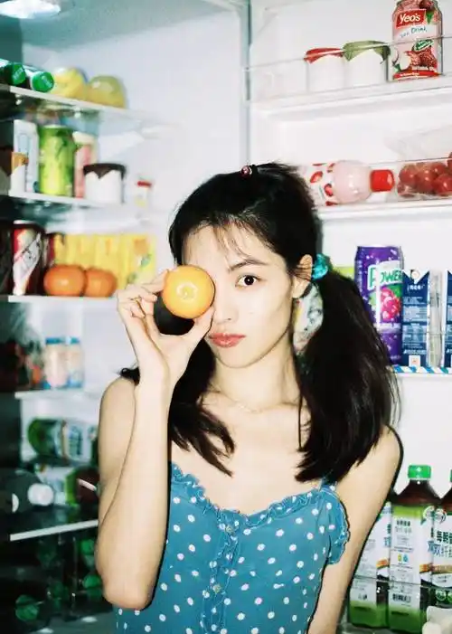 钟楚曦晒出夏日写真一袭绿色吊带裙时尚甜美大秀好身材