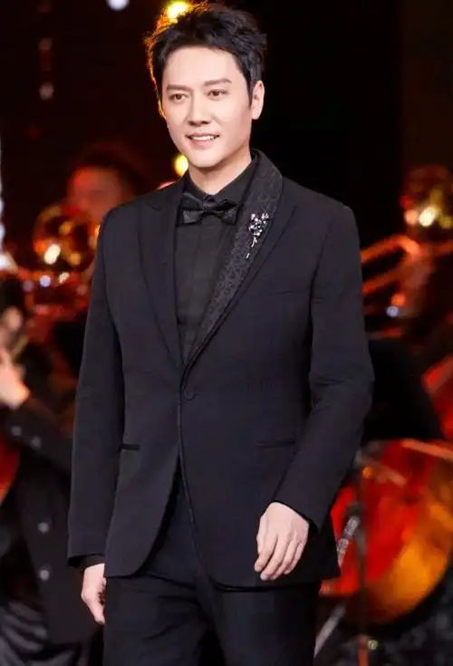 冯绍峰被曝新恋情,一晚带两美女回家惹争议,此前高调出席亲子会