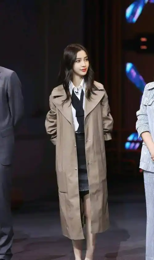 杨颖的穿搭造型很高级,身穿黑色上衣搭配灰色牛仔裤,又酷又时尚_头发