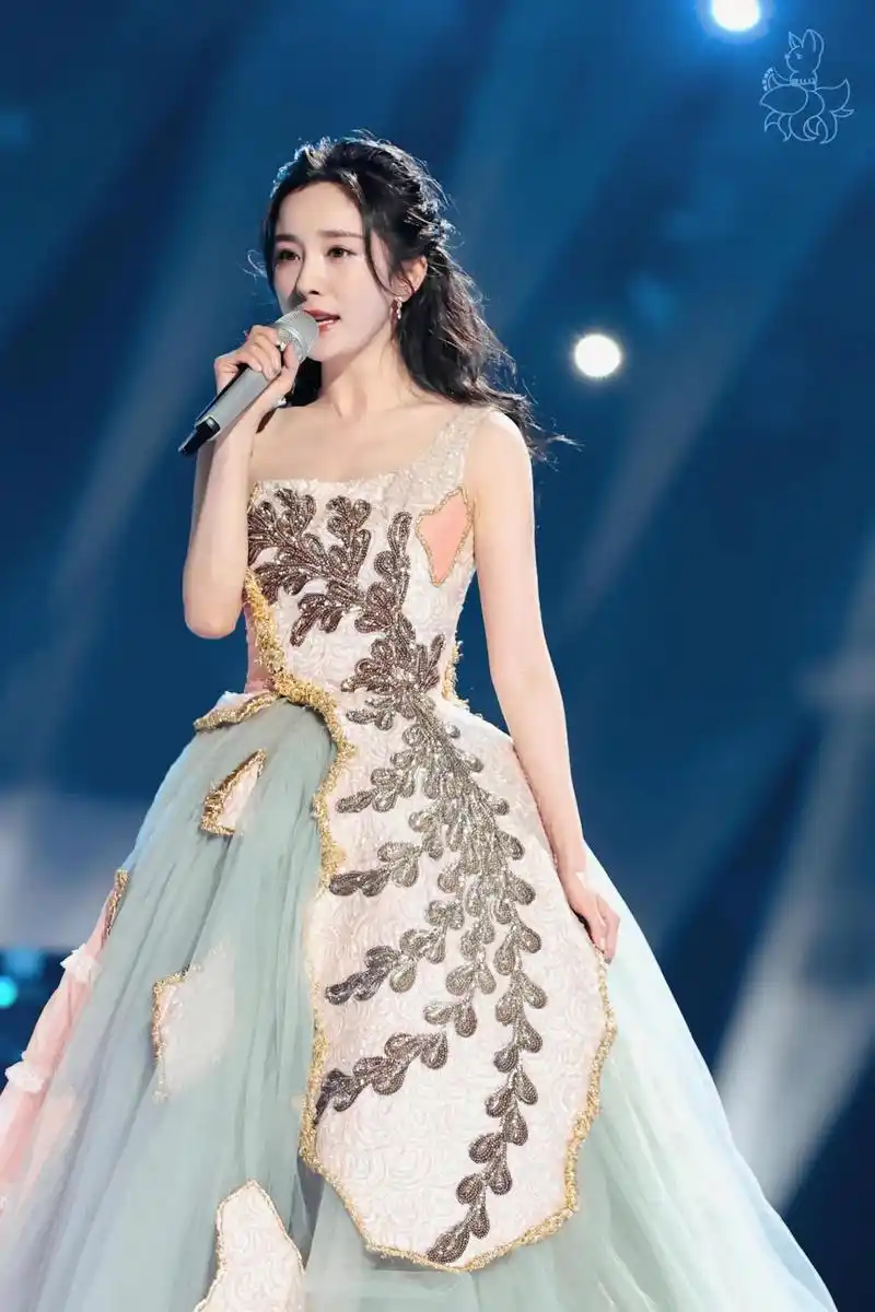 杨幂 湖南卫视跨年晚会现场最是人间好光景 煦色韶光 有你相依