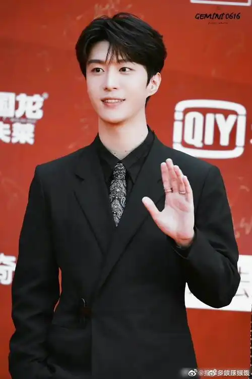 范丞丞北影节开幕式黑西装造型