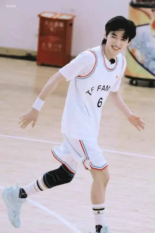 宋亚轩 背景壁纸 图源:微博:三三乌龙