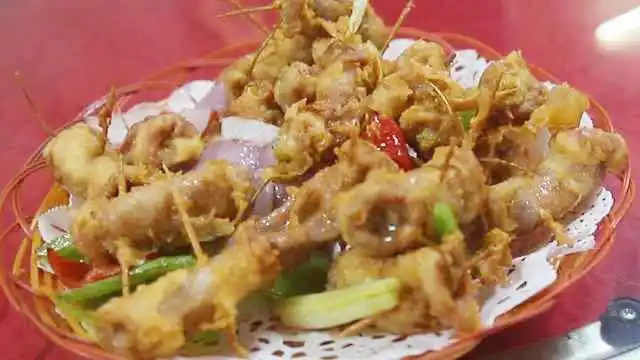 在广东从厨十来年,为迎合本地人喜酸辣的口味,他将酸辣椒塞进粉肠头